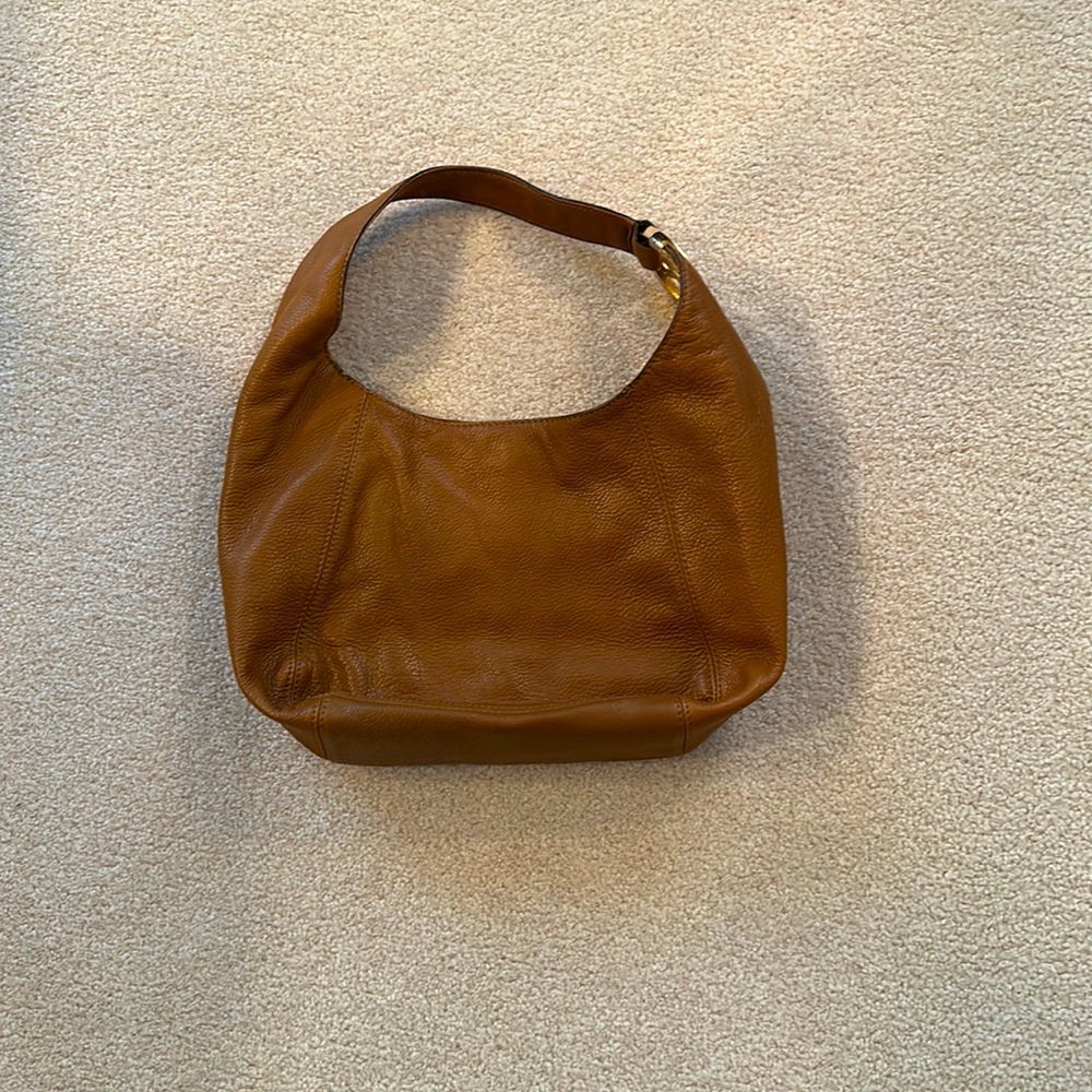 Michael Kors tan leather purse. Gold emblem. Gently used
Snap closure dust bag